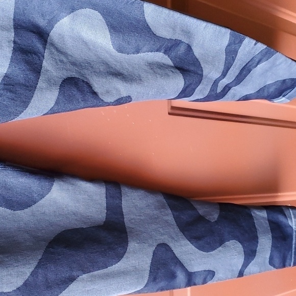 FABLETICS blue swirl leggings size Large. Sold out online length 27.5 - Picture 8 of 11